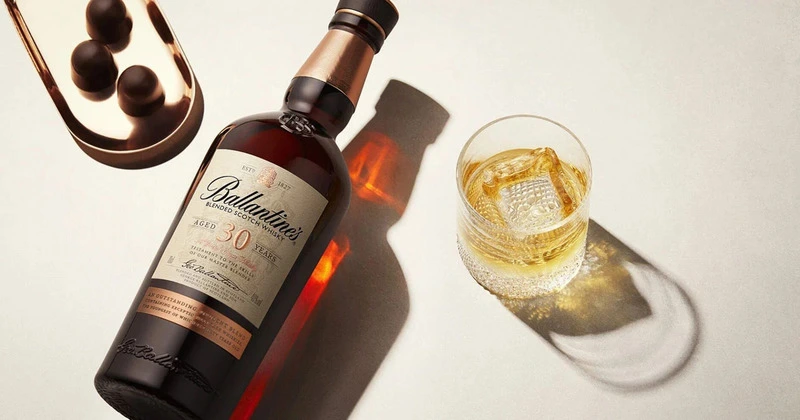 Chai và cốc rượu Ballantines chứa đá lạnh 