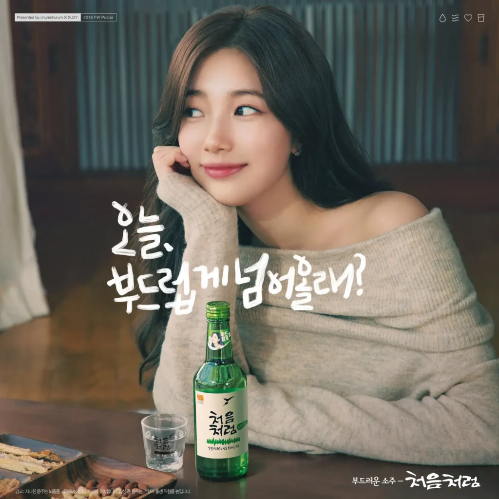 Nữ người mẫu ngồi cạnh chai rượu soju