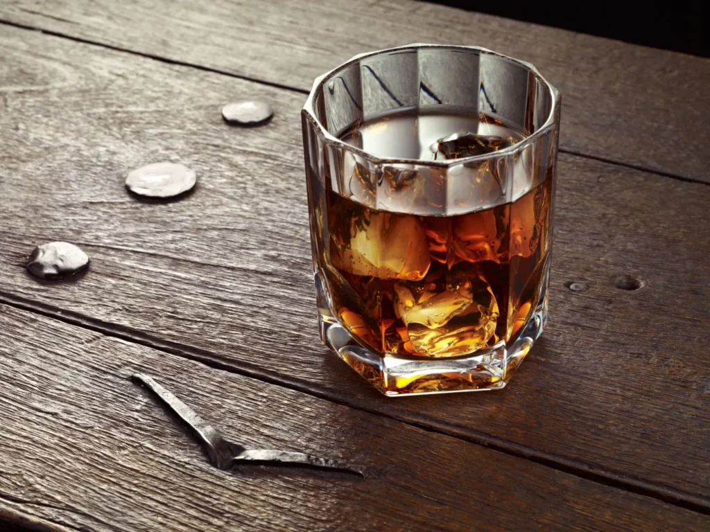 Cốc rượu Whisky có đá được đặt trên bàn