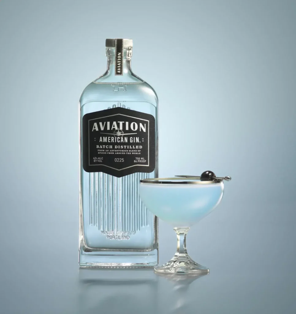 Ly rượu Cocktail Aviation Gin và chai rượu của Aviation đặt ngay cạnh