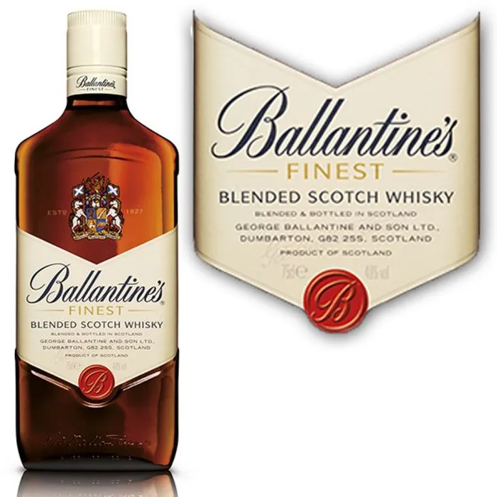 Rượu Ballantines Finest bên phải là phóng to ảnh bao bì của rượu