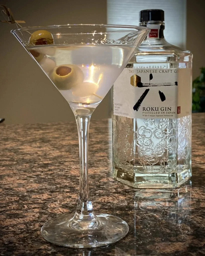 Chén rượu Martini và chai rượu Gin ngay cạnh