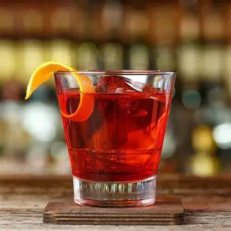 Chén rượu Negroni màu đỏ đặt trên bàn