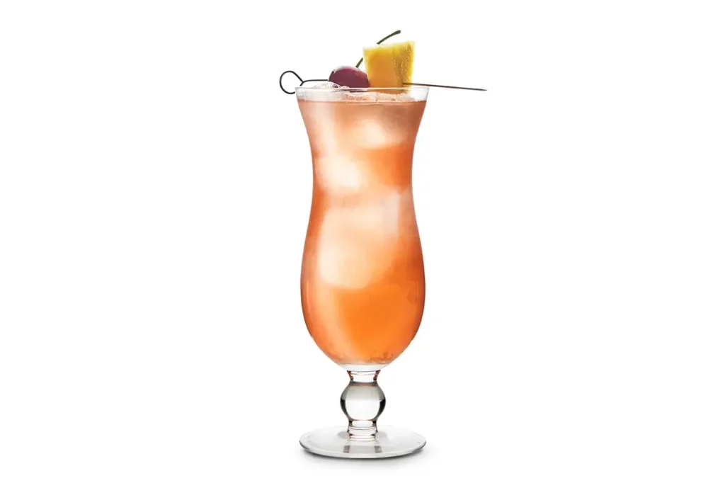 Cốc rượu Cocktail Singapore Sling Gin trên nền trắng