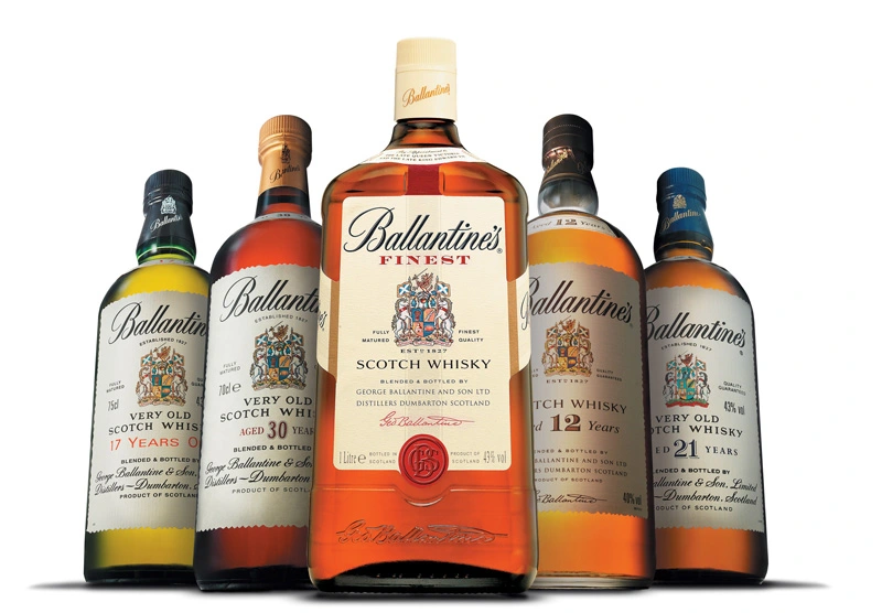 Các dòng rượu Ballantines đặt trên mặt phẳng