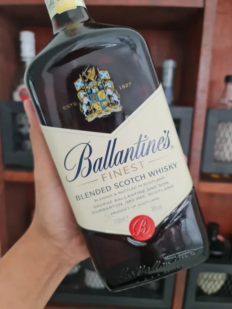 Tay cầm chai rượu Ballantines Finest