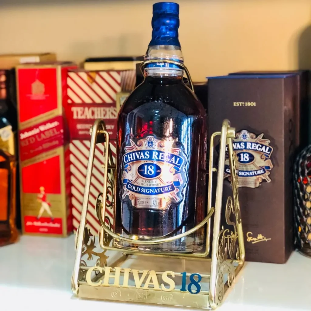 Rượu Chivas 18 đặt trên thiết bị đựng sang trọng