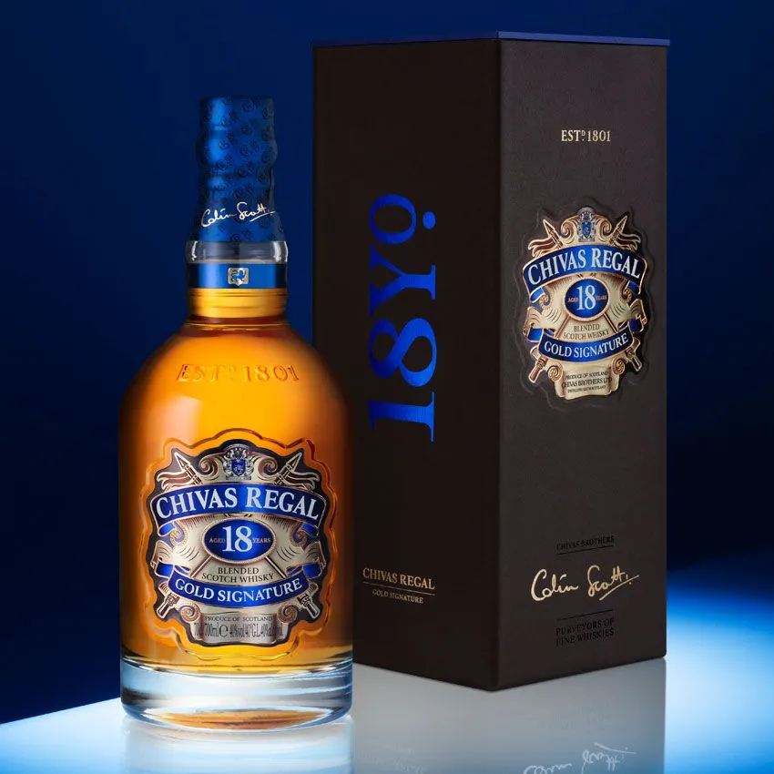 Chai rượu Chivas 18 kèm hộp đựng đặt trên mặt phẳng