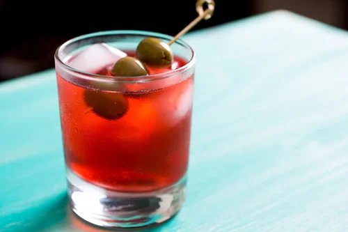 Cốc Cocktail Campari hồng đặt trên bàn