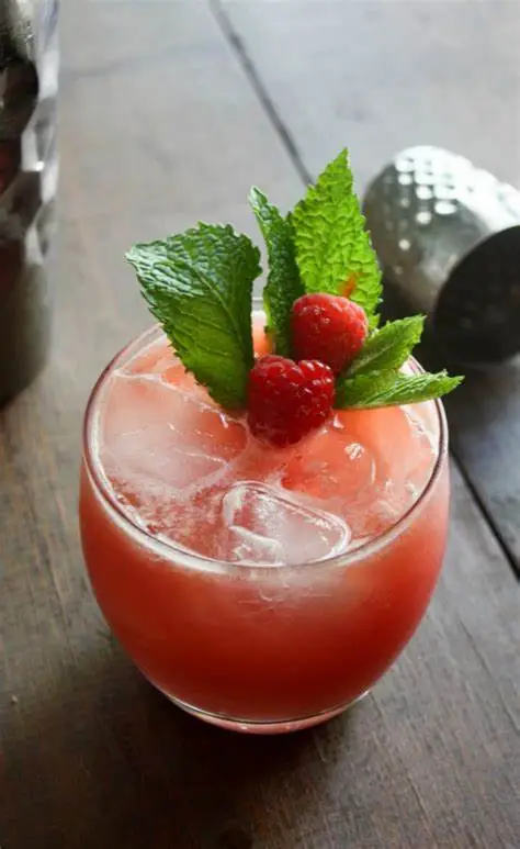 Cốc Cocktail Madras màu hồng và rau, quả trang trí