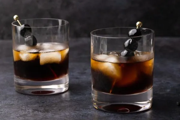 2 cốc Black Russian đặt trên bàn