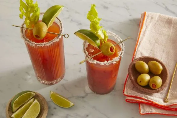 2 cốc Bloody Mary và các loại quả trang trí ở trên bàn