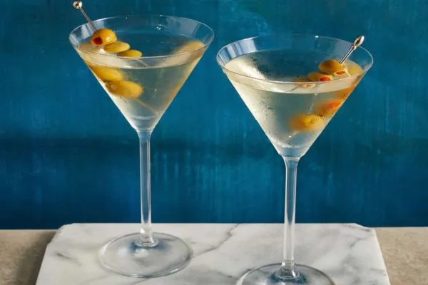 2 ly Cocktail Vodka Martini đặt trên bàn