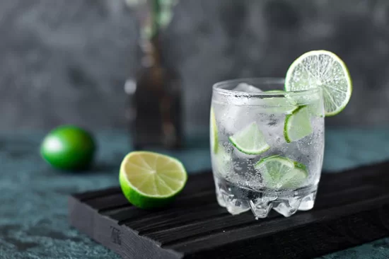 Cốc Vodka Tonic có nhiều lát chanh trang trí